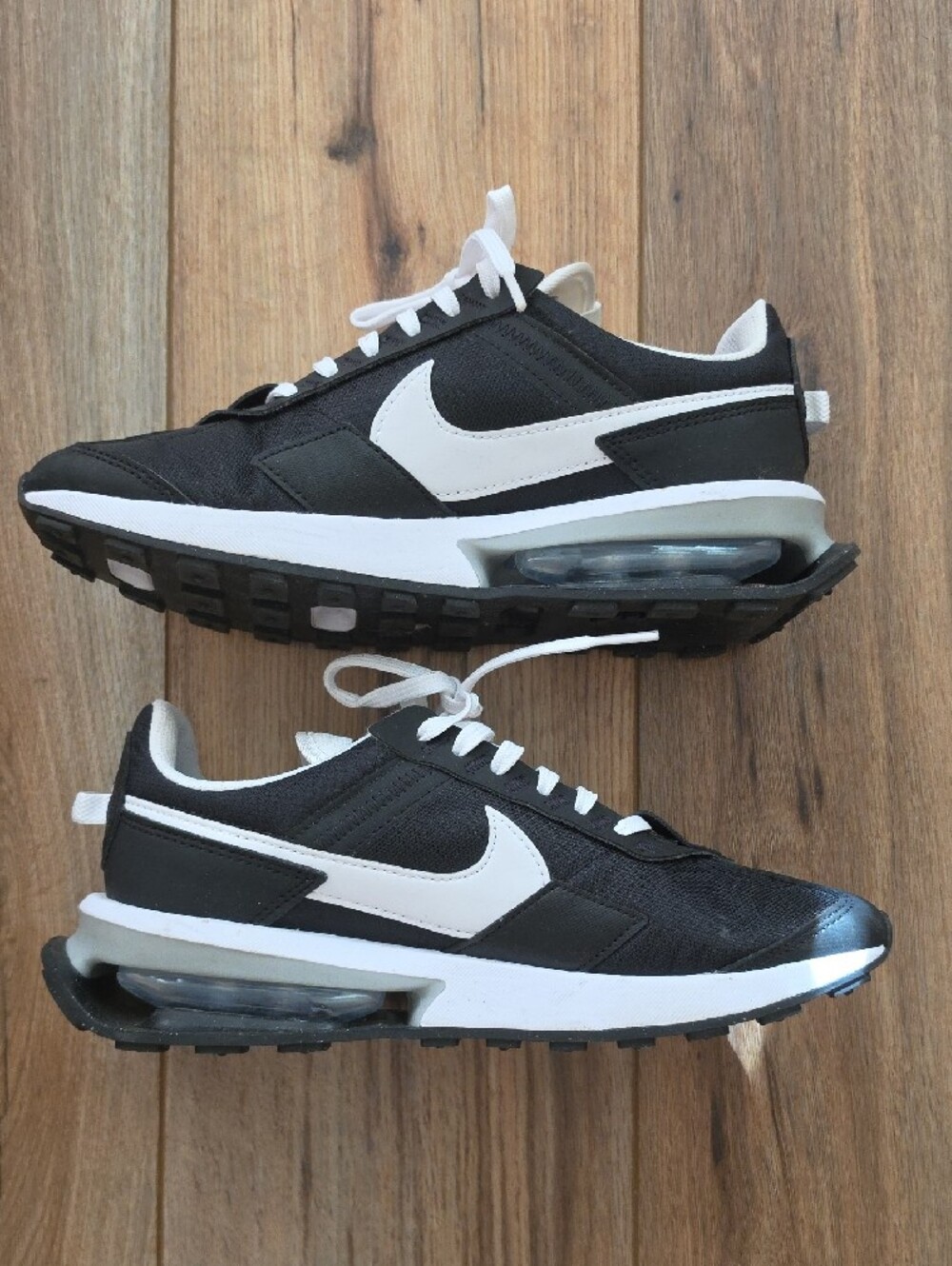Nike Air Max Pre Day Sneaker, 8.5 Womens, Black/White, Excellent Condition - Picture 4 of 4